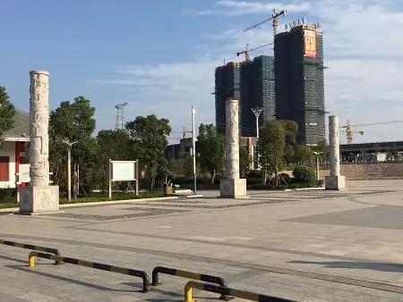 广东湛江市民广场文化柱