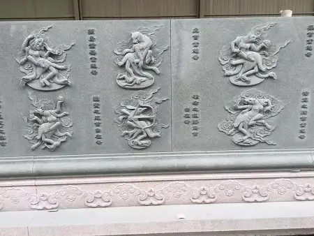 神话兽首人身浮雕墙